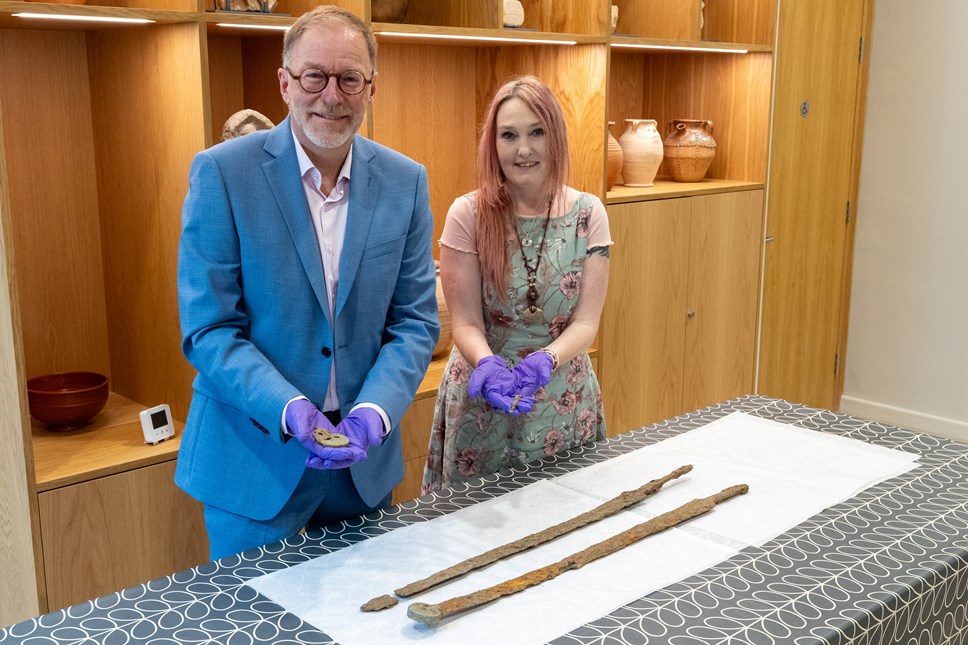 Detektorista našel dva 1 800 let staré římské jezdecké meče